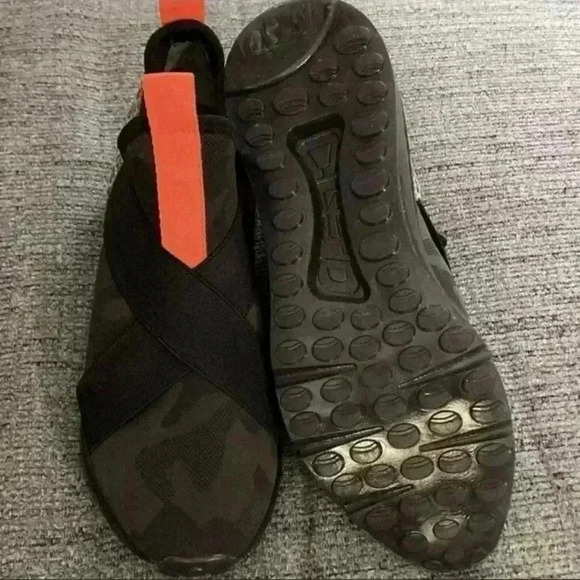 Steve Madden Mesh and neoprene fabric upper with wide crisscrossed instep bands - Picture 3 of 3